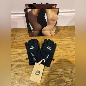 NWT Skims North Face gloves